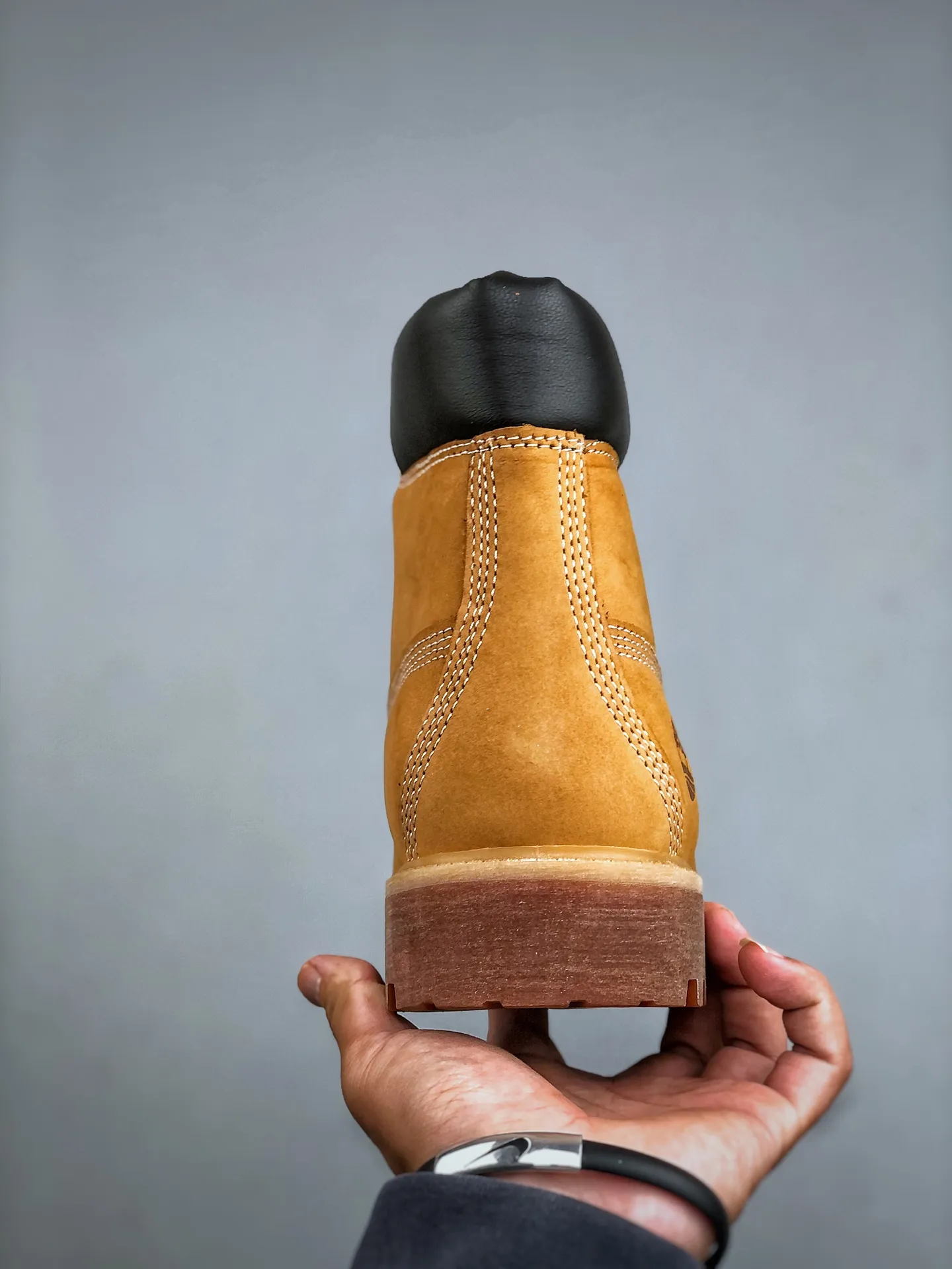 Local self-pickup💰800 supports store placement, get the pure and original top quality, one-to-one original development version Timberland can’t be beaten/classic yellow high-top [Female six-hole model 10361 Men’s seven-hole model 10061] Channel version of something, produced by Zhuhai OEM factory, Hong Kong purchasing agent of Hong Kong, unified channel delivery order, consistent quality of something, no need to emphasize gorgeous copywriting, just a brief introduction of materials, analysis of original genuine process, imported waterproof frosted cowhide, purple light logo anti-counterfeiting mark, precise computer sewing line, four-line parallel process, 10,000 times horizontal folding dynamic waterproofing, one-piece molding injection molding process ( ⚠️The difference is the cold-glued one-piece version) Rubber non-slip outsole is durable and wear-resistant. Fully genuine cowhide collar/lining/sole. Equipped with anti-fatigue shock-absorbing honeycomb insole. Extremely comfortable. Extremely practical for daily life. Classic, simple and easy to match. Essential for wind, rain, thunder, lightning, water, cold and heat insulation. Full set of cabinet packaging accessories (comes with shoelaces, cleaning eraser, and counter bag) Size: 35 36 37 37.5 38 38.5 39 39.5 40 41 41.5 42 43 43.5 44 44.5 45 one size larger. Authentic official website consistent size